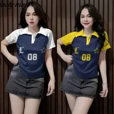 Camiseta polo feminina estilo Y2K, modelo número 08, com mangas curtas em cor contrastante e corte ajustado, adequada pa
