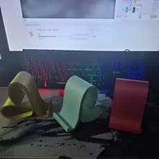 suporte para celular em formato de coração e decoração de mesa em formato de coração.