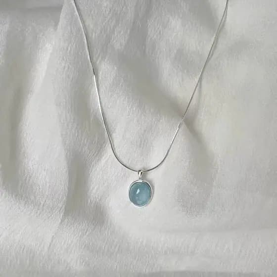 Colar de pedra da lua azul oceano, estilo feminino, design único, estilo de luxo leve, pingente oval em forma de cobra,