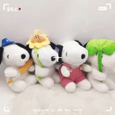 Novo e fofo brinquedo de pelúcia em forma de almofada do Snoopy.