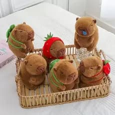 Capivara de Pelúcia Fofa de 23cm - Brinquedo de Pelúcia com Acessório de Mochila