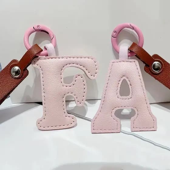 Influenciador mesmo estilo couro inglês carta pingente 26 letras DIY chaveiro ins moda único produto