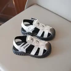 Menino sapatos 2026 novo estilo antiderrapante respirável jardim de infância menino bebê sapatos de praia verão Toe-cobe