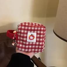 Bolsa Organizadora Fofa em Xadrez Vermelho e Branco com Fecho de Zíper, Design de Desenho Animado e Acessório de Chaveir