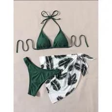 Conjunto de biquíni feminino de três peças, com saída de praia com estampa de folhas tropicais.