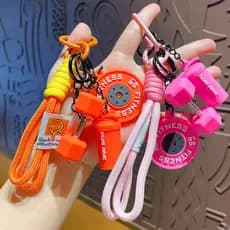 Os coloridos chaveiros em formato de bastão de fitness da DIKL, as mini garrafas de água em formato de haltere e os aces