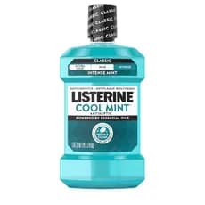 O enxaguante bucal antibacteriano Listerine Cool Mint, usado diariamente, pode eliminar 99,9% das bactérias que causam m