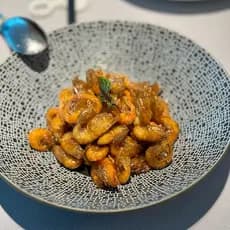 Hotel chinês cozinha utensílios de mesa ponto preto pequena tigela profunda em destaque prato de jantar chinês clube cri