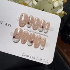 Arte de unhas com bolinhas brancas e strass franceses em formato de flor de cerejeira, elegante e adequada para todos os