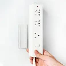 Suporte de parede para tira de energia, sem marcação, montado na parede, autoadesivo, poderoso, sem perfuração, armazena