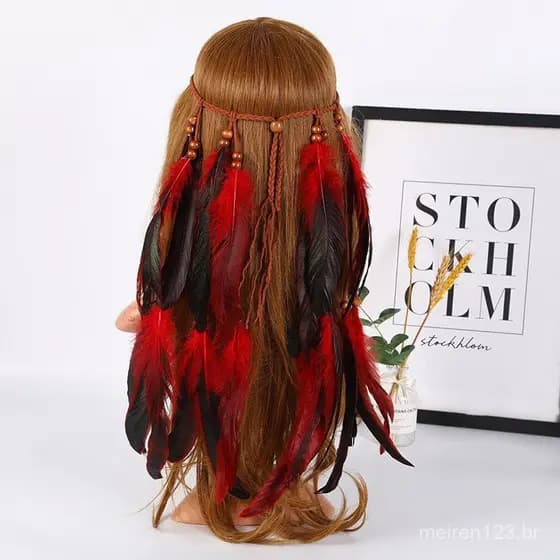 Fotografado com acessórios de cabelo de penas coloridas e coroas de penas multicoloridas, estilo boêmio de Natal.