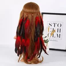 Fotografado com acessórios de cabelo de penas coloridas e coroas de penas multicoloridas, estilo boêmio de Natal.