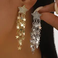 Brincos com franjas de lantejoulas vêm acompanhados de um par de brincos prateados em formato de estrela YGUN.
