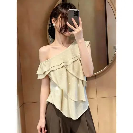 [Promoção por tempo limitado] Verde claro ombro inclinado bolinhas babados Top feminino 2026 verão nova camisa Slim fit