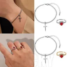 Um conjunto de anéis em forma de coração com strass vermelhos para casais - uma flecha perfurando o coração - pulseira G