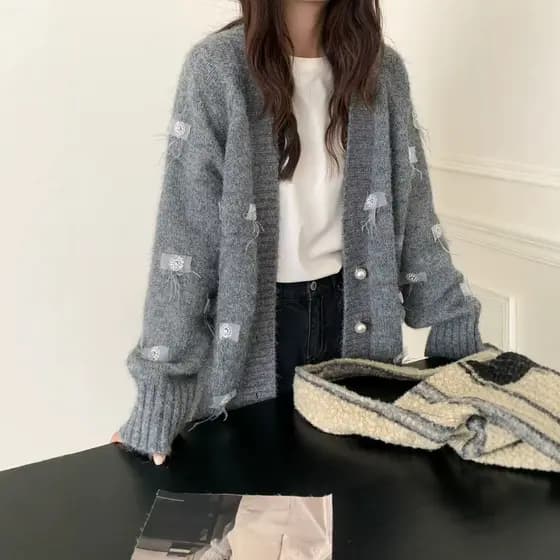 Novo casaco cardigã estilo coreano com detalhes de penas, design com contas de comprimento médio, suéter plus size.