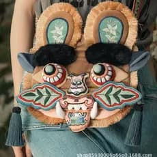 A bolsa transversal marrom da marca Gongmaske, com design de cabeça de tigre, é adequada para meninos.