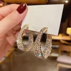 Brincos redondos de strass dourados brilhantes e requintados, adequados para mulheres, são um acessório de moda que real