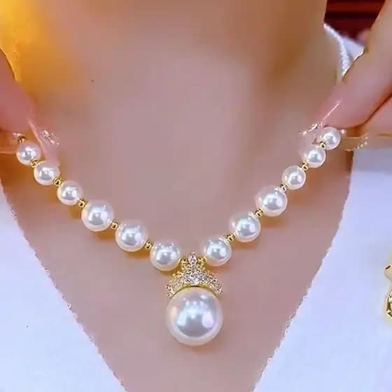 Conjunto elegante e moderno de colar e brincos de pérolas, adequado para casamentos, com um pingente feminino, imitação