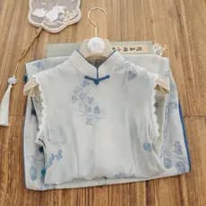 Retro e elegante, novo cheongsam feminino 2026, vestido de verão sem mangas azul de estilo chinês aprimorado LMBM.