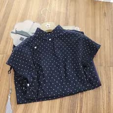 Novo cheongsam feminino elegante de estilo chinês 2025, azul marinho sólido, design modernizado, aberto na frente, estil