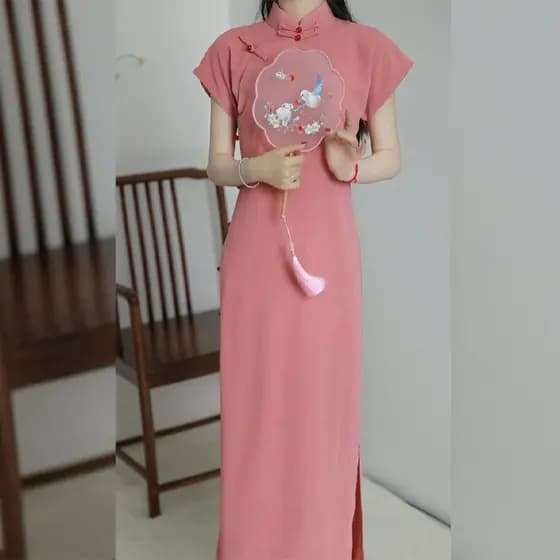 A roupa diária da minha filha é um novo cheongsam de estilo chinês para o verão de 2024, um modelo jovem rosa com abertu