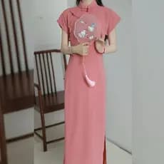 A roupa diária da minha filha é um novo cheongsam de estilo chinês para o verão de 2024, um modelo jovem rosa com abertu