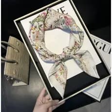 Lenço de seda fina 70x70 cm, estampado, textura acetinada, proteção solar LKMG