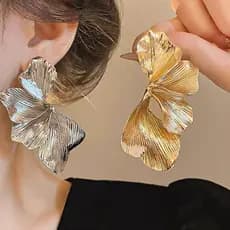 Brincos de metal com uma flor francesa plissada exagerada, luxo discreto, estilo sofisticado e moderno. GLRC
