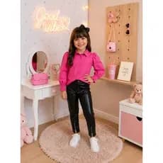 BLUSA INFANTIL feminina na cor pink, com mangas bufantes e fechamento por botões. Uma peça moderna e elegante, ideal par