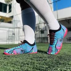 Chuteiras de futebol Society para campos sintéticos em promoção, todas disponíveis para entrega imediata.