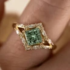 Anel quadrado incrustado com pedras preciosas verdes e brancas, charmoso e elegante, adequado para anéis de noivado e fe