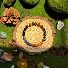 Pulseiras de olho de tigre, obsidiana, lápis-lazúli e calcopirita estão em estoque.   4YNH