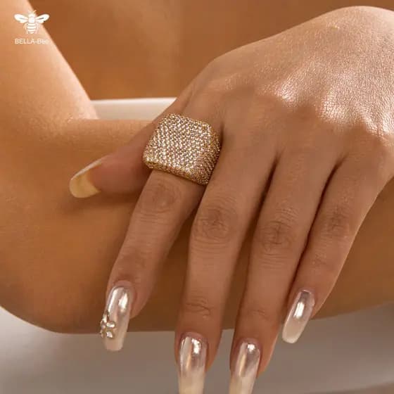 O luxuoso anel quadrado da BELLA-Bee é incrustado com zircônia, simples e elegante, com um toque de luxo e estilo modern