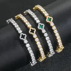 Pulseira de corrente com diamantes em formato de trevo de quatro folhas, um acessório floral delicado e elegante.   WOIY