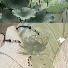 Um novo colar com pingente de lótus em jade gelado de estilo antigo chinês.   7HHJ NUWN