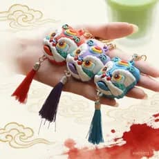 Chaveiro criativo e moderno em estilo chinês com design de dança do leão, pingente de bolsa em borracha macia com dragão