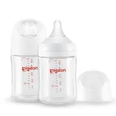A mamadeira de vidro Pigeon possui um design de gargalo largo, propriedades anti-cólicas, corpo aerodinâmico, sensação n