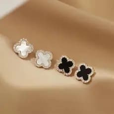 Brincos de trevo de quatro folhas da sorte francesa 2026 brincos suaves luz luxo High-End brincos simples IYUX