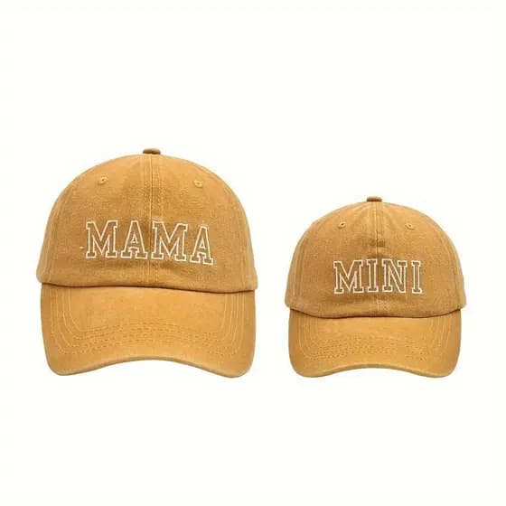 Dois bonés de beisebol bordados com as palavras "MAMA" e "MINI," conjunto RBAO.