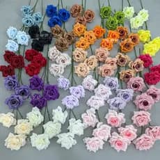 Bola de flores artificiais para casamento com 3 rosas, acabamento em diamante e inserções de rosas para decoração.