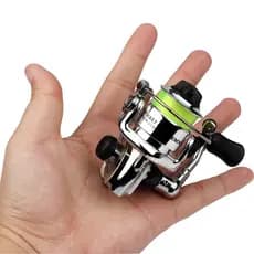 Mini 100 Bolso Spinning Reel Fishing Tackle Pequeno Molinete 4.3 : 1 Roda De Metal Pesca Carretel Com 100 M