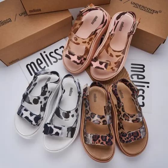 [Sandálias de estoque pronto] 2026 verão novo estilo sandálias femininas de sola grossa aumentando sapatos de gelatina v