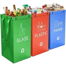 Um conjunto de sacos de lixo impermeáveis de três cores clássicos para classificação de resíduos, sacos de lixo para pro