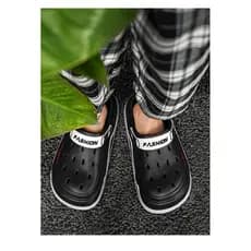 Sandálias de EVA masculinas, sapatos respiráveis de novo estilo, leves e com sola macia e buraco coberto, sapatos de pra