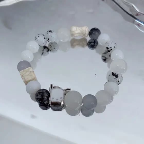 Pulseira feminina de design original com desenho de gato KT, design exclusivo, pulseira fofa com estampa de osso e cacho