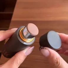 Este bastão multifuncional para esculpir traços faciais e realçar a beleza é realmente fácil de usar! Proporciona efeito
