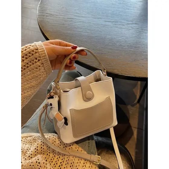 As bolsas pequenas mais populares deste ano para mulheres são as novas bolsas transversais coloridas e versáteis de verã