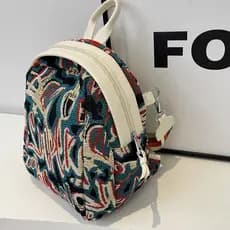 Mochila pequena bordada para mulheres, mini mochila, modelo novo de 2024, mochila de viagem de alto padrão para mulheres