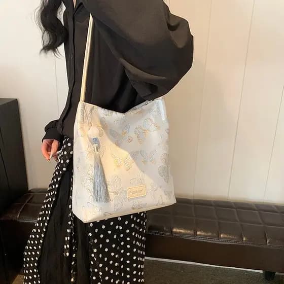 Bolsa de ombro feminina de luxo leve, estilo retrô chinês, bordada em seda, modelo 2024, moderna e de grande capacidade.